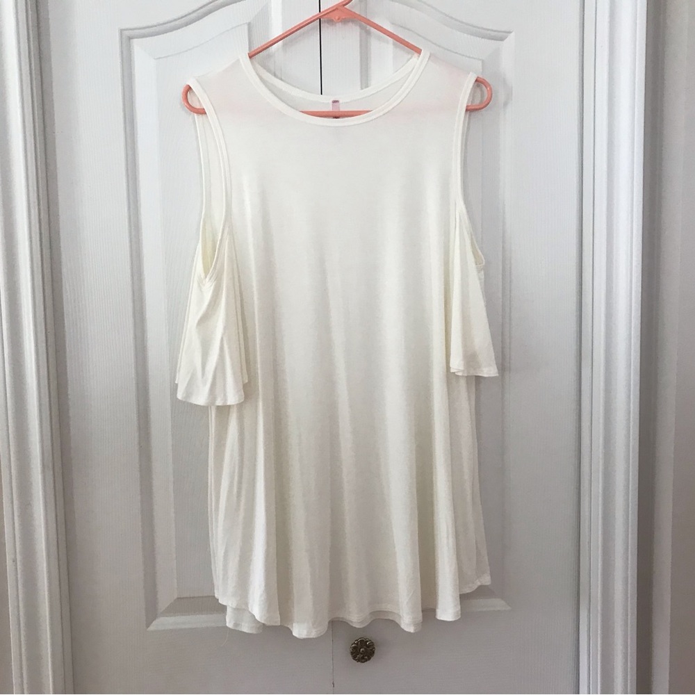 COOL MELON Cold Shoulder White Rounded Hem Lightweight Tee. Size 1X